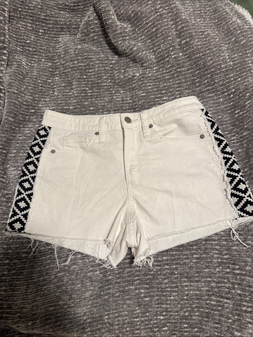 Universal Thread || High Rise Shortie Tribal/Aztec/Geometric Side Panels (6/28R)